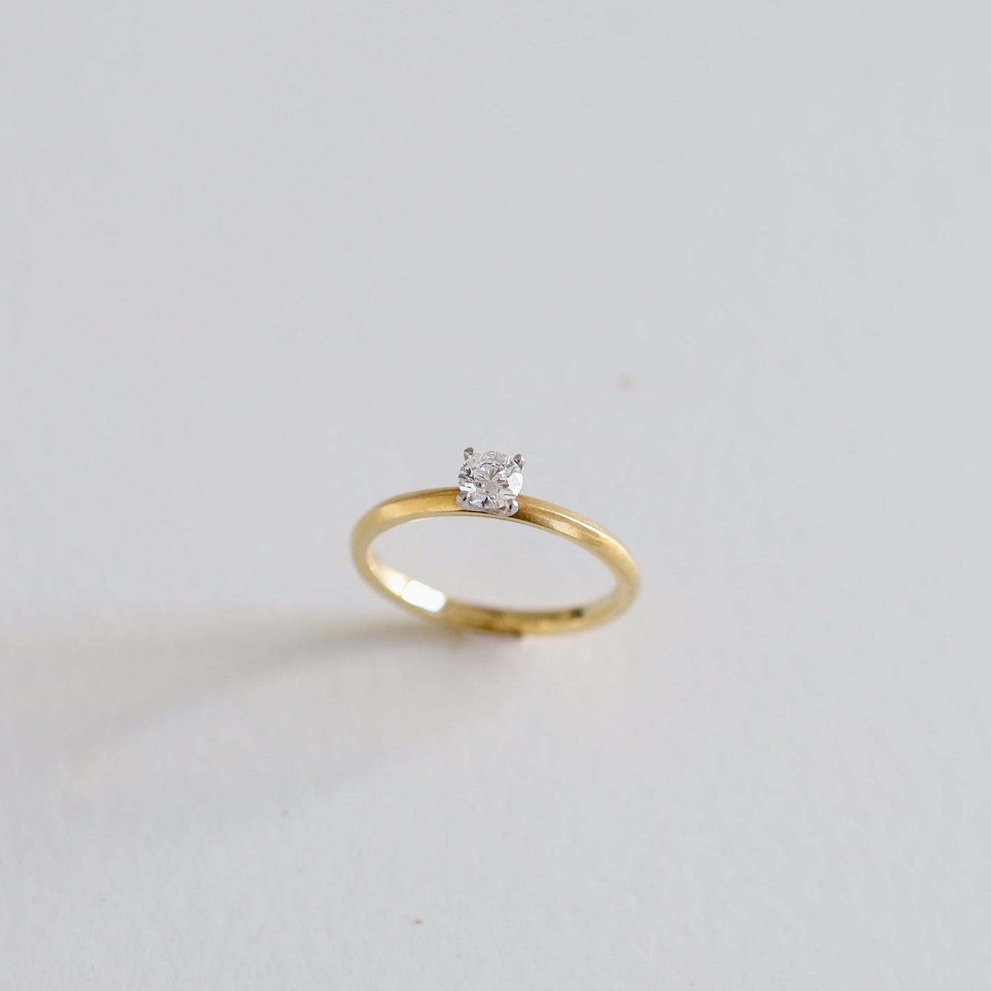京都と大阪のオーダーメイド結婚指輪、アトリエタマリ。一粒ダイヤの婚約指輪、デザインクラシック。