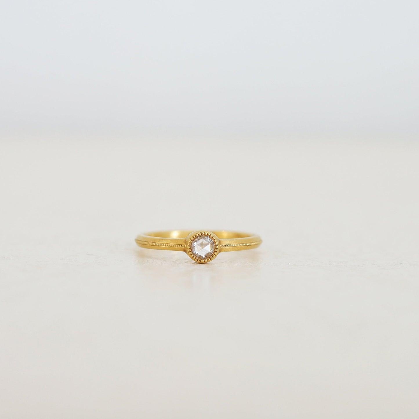 京都と大阪のオーダーメイド結婚指輪、アトリエタマリ。一粒ダイヤの婚約指輪、フルールエンゲージリング。