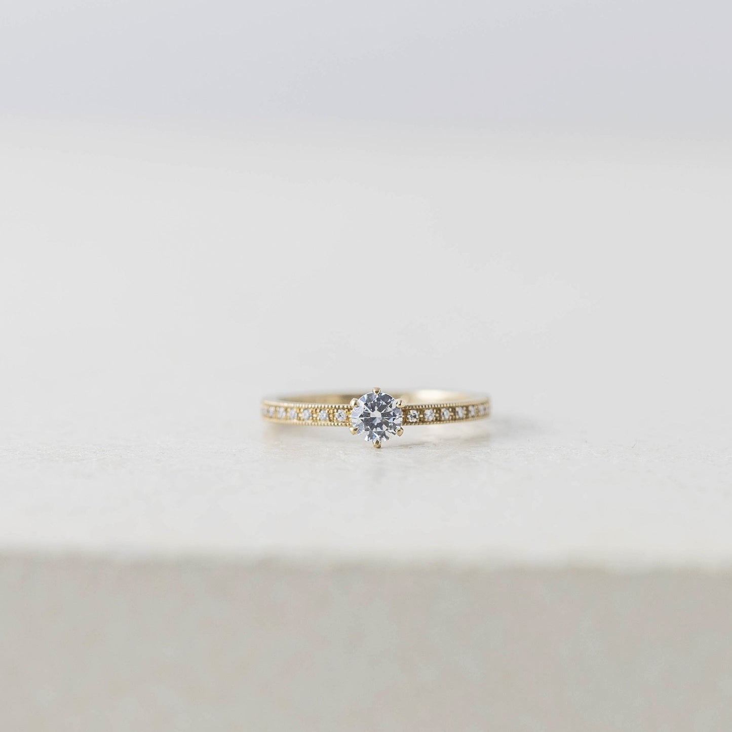京都と大阪のオーダーメイド結婚指輪、アトリエタマリ。一粒ダイヤの婚約指輪、ミルグレインエンゲージリング。