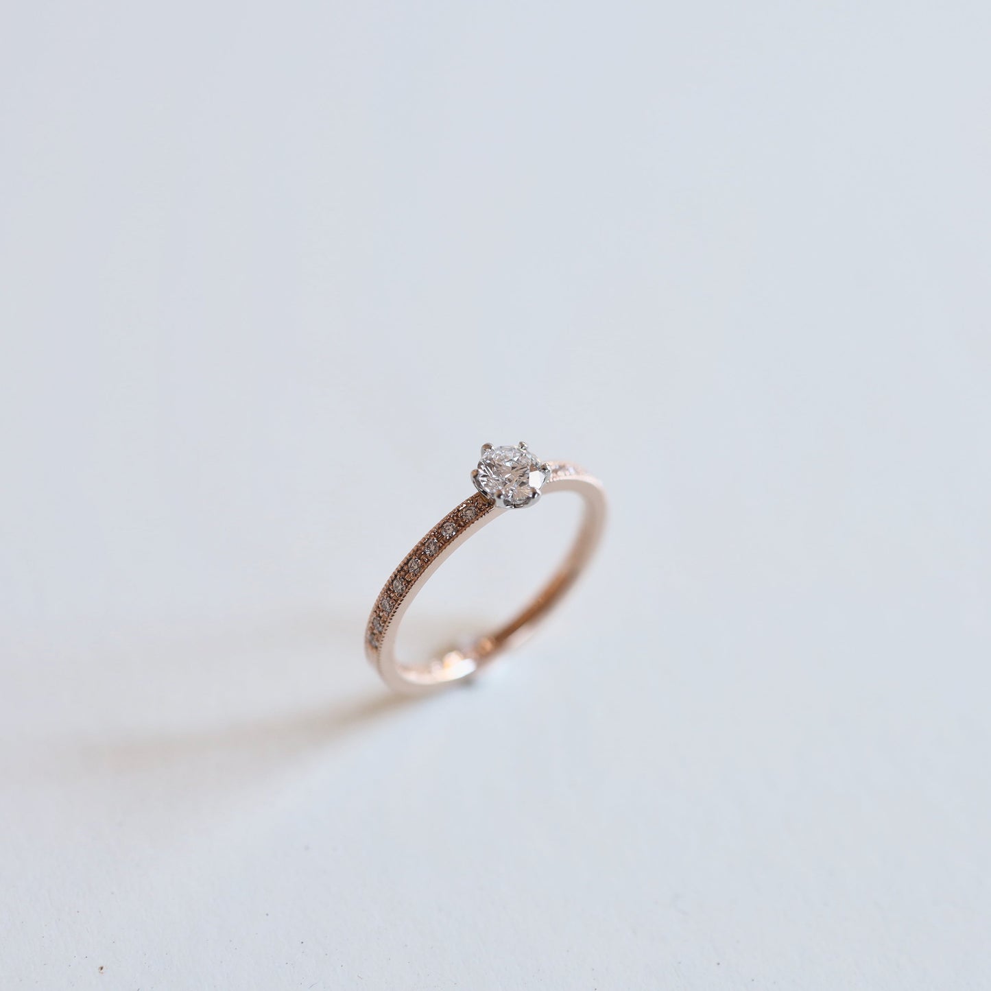 京都と大阪のオーダーメイド結婚指輪、アトリエタマリ。一粒ダイヤの婚約指輪、ミルグレインエンゲージリング。