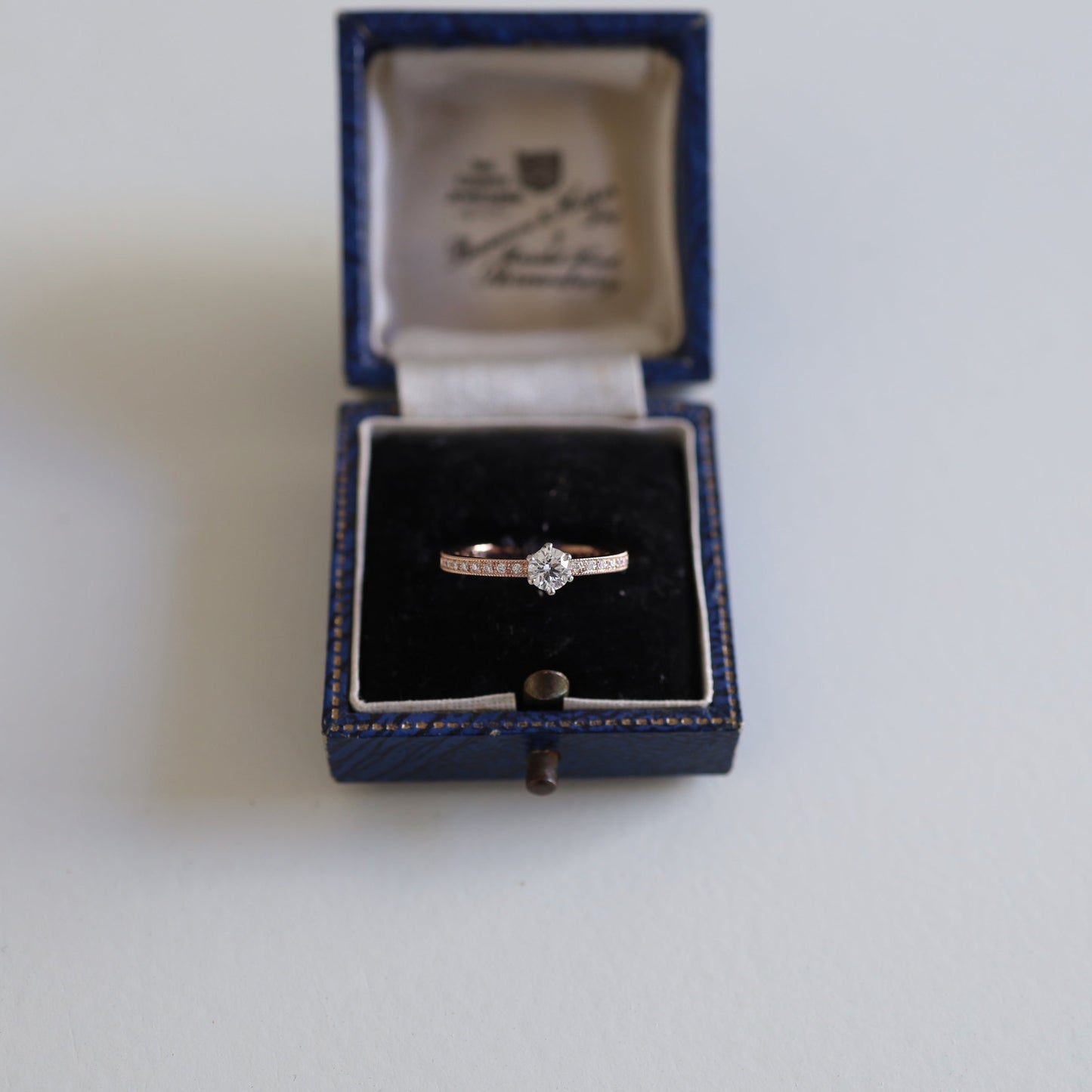 京都と大阪のオーダーメイド結婚指輪、アトリエタマリ。一粒ダイヤの婚約指輪、ミルグレインエンゲージリング。
