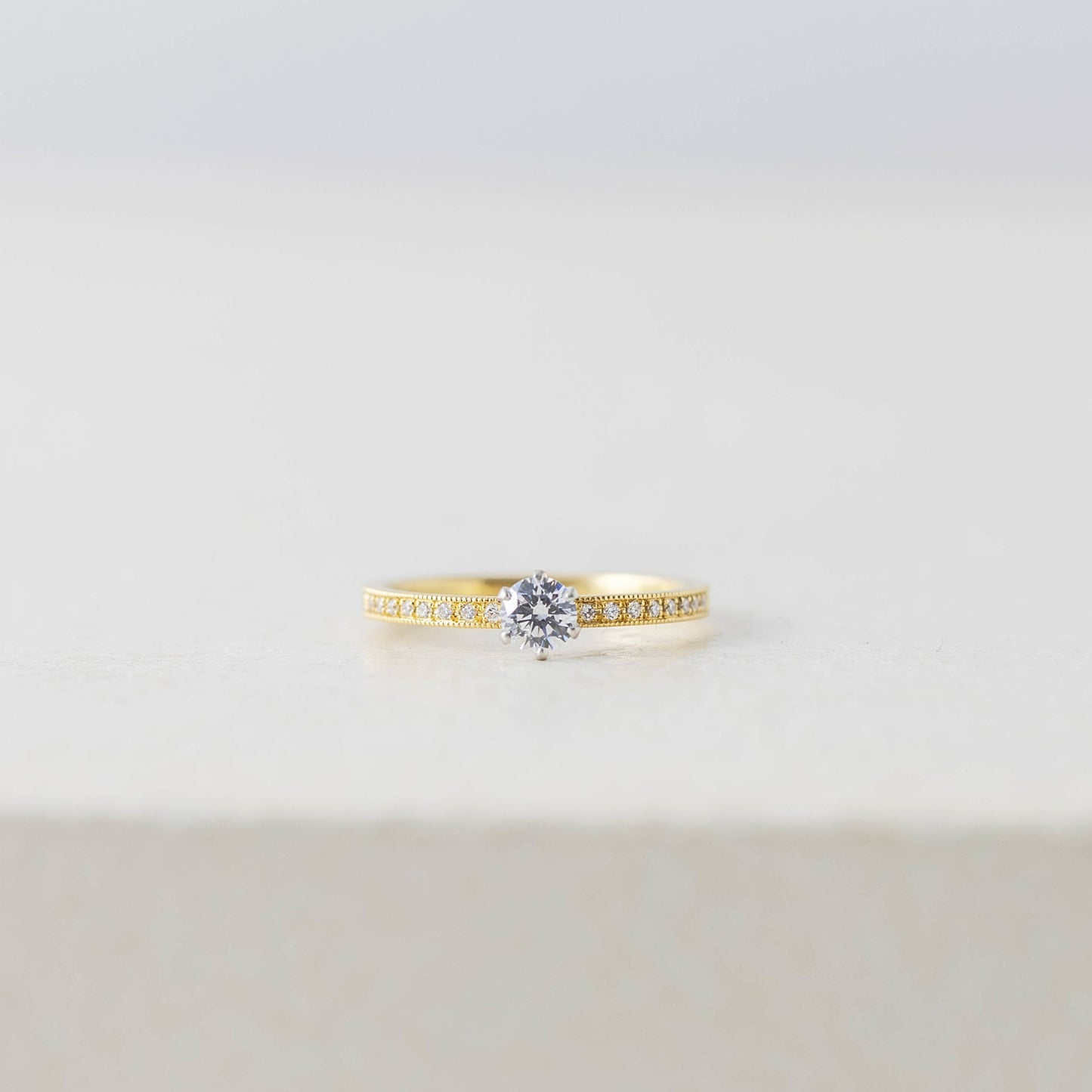 京都と大阪のオーダーメイド結婚指輪、アトリエタマリ。一粒ダイヤの婚約指輪、ミルグレインエンゲージリング。