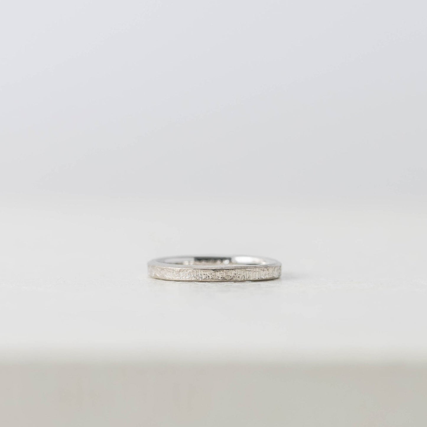 アトリエタマリの結婚指輪、木肌の風合いを表現した木目のデザイン