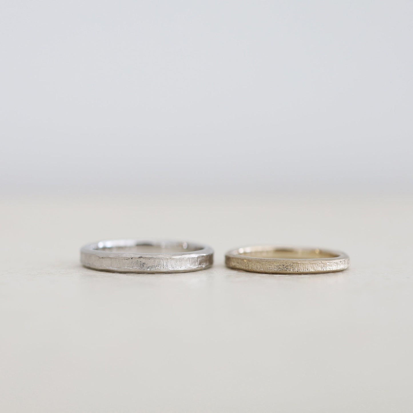 アトリエタマリの結婚指輪、木肌の風合いを表現した木目のデザイン