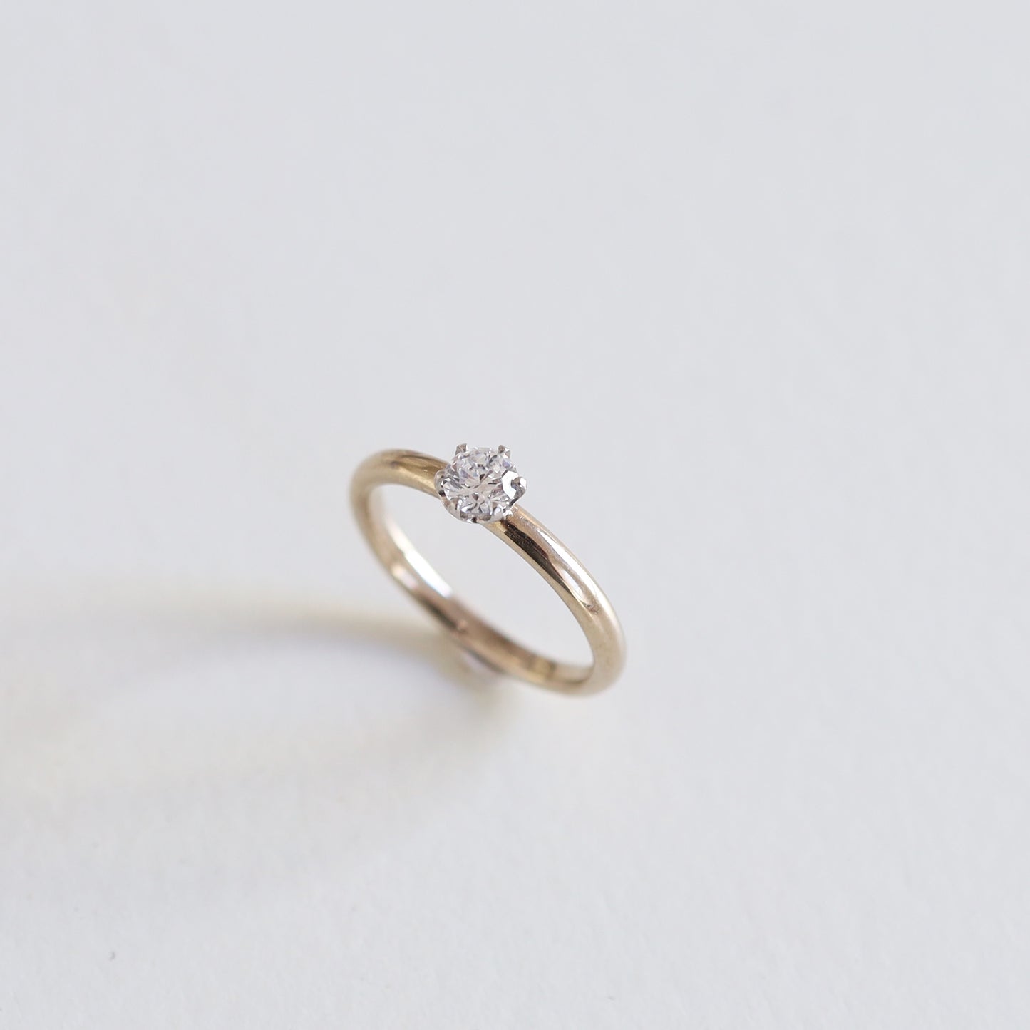 京都と大阪のオーダーメイド結婚指輪、アトリエタマリ。一粒ダイヤの婚約指輪、デザインラウンド。