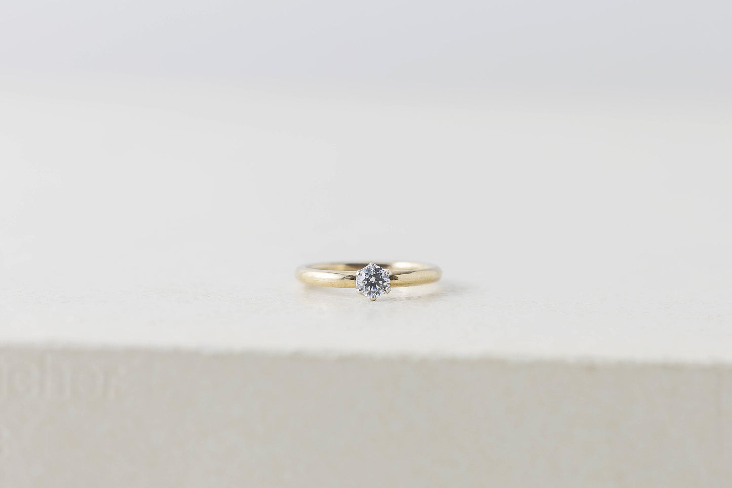round(ラウンド)engagement ring