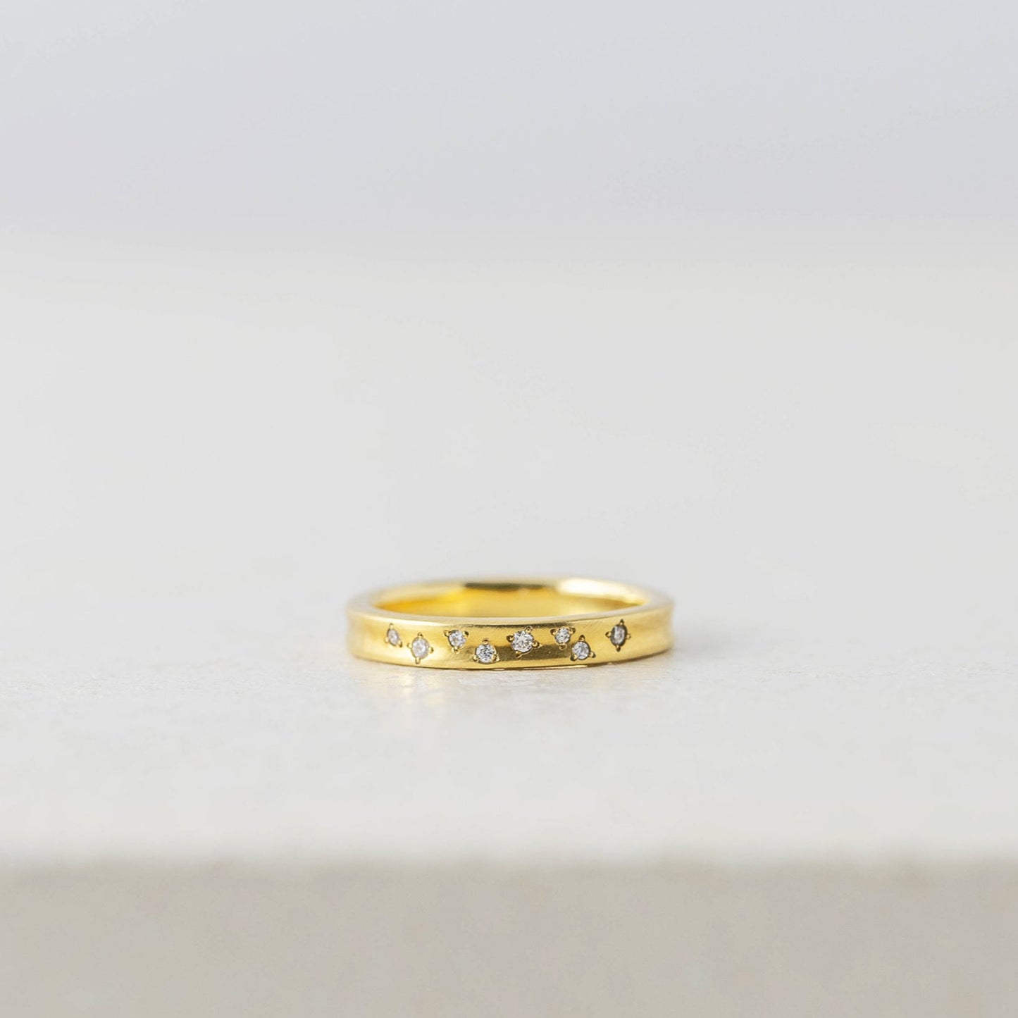 アトリエタマリの結婚指輪
奥行きのある空のデザインに星空のようなダイヤセッティング