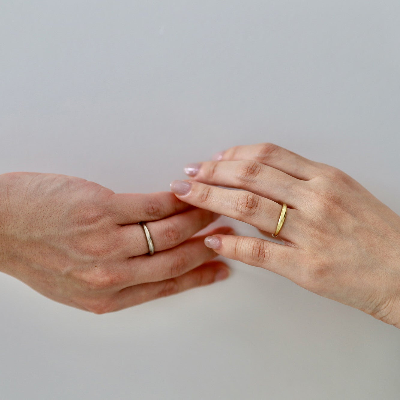 大阪心斎橋・京都オーダーメイドリング アトリエタマリの結婚指輪スウェルリング 甲丸リング K18 着用写真 夫婦
