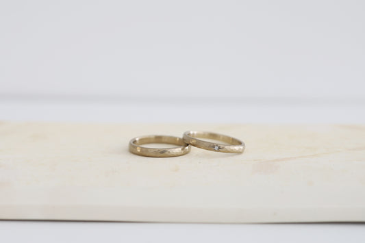 槌目加工を施したペアのオーダーメイド結婚指輪|大阪・京都のアトリエtamariが制作