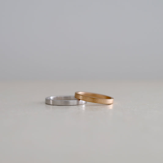 平な形のシンプルでおしゃれな結婚指輪/ATELIERTAMARI(アトリエタマリ)大阪心斎橋・京都のオーダーメイドリング