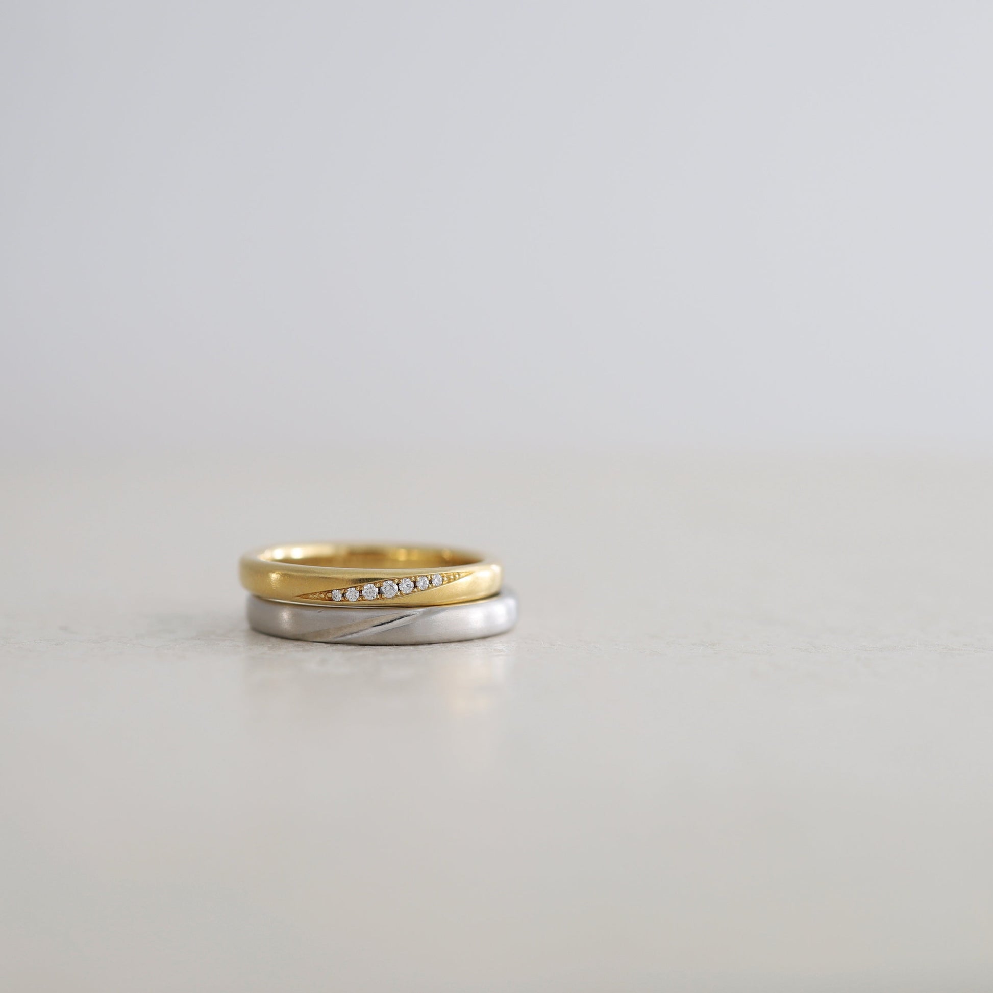 アトリエタマリの結婚指輪「オーバル」イエローゴールドとプラチナ　ひねりどめダイヤ