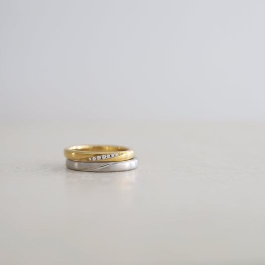 アトリエタマリの結婚指輪「オーバル」イエローゴールドとプラチナ　ひねりどめダイヤ