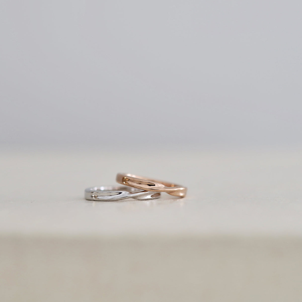 K18ピンクゴールドとプラチナ ツイストフォルムのデザインマリッジリング（結婚指輪）鏡面仕上げ　