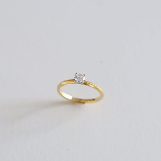 京都と大阪のオーダーメイド結婚指輪、アトリエタマリ。一粒ダイヤの婚約指輪、デザインクラシック。
