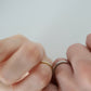 大阪心斎橋・京都オーダーメイドリング アトリエタマリ
側面にダイヤモンドを入れた結婚指輪。横から見た着用写真。