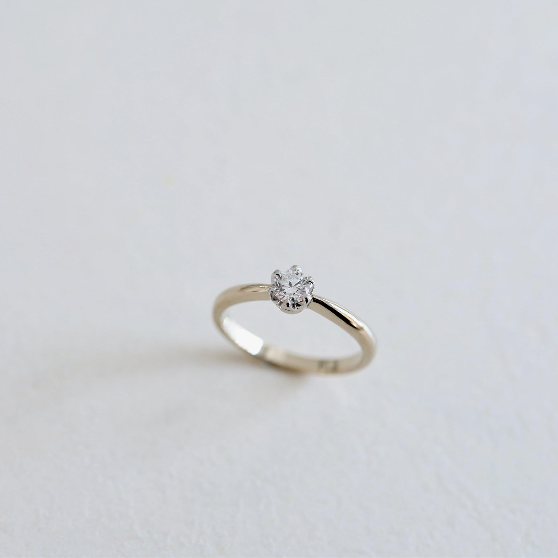 京都と大阪のオーダーメイド結婚指輪、アトリエタマリ。一粒ダイヤの婚約指輪、デザインクラウン。