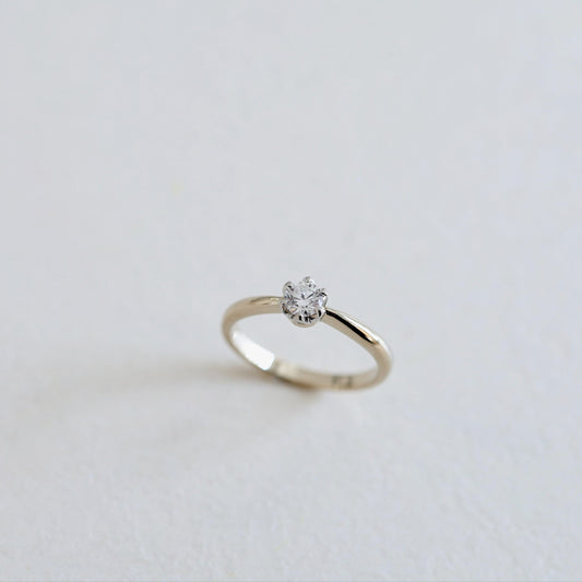 京都と大阪のオーダーメイド結婚指輪、アトリエタマリ。一粒ダイヤの婚約指輪、デザインクラウン。