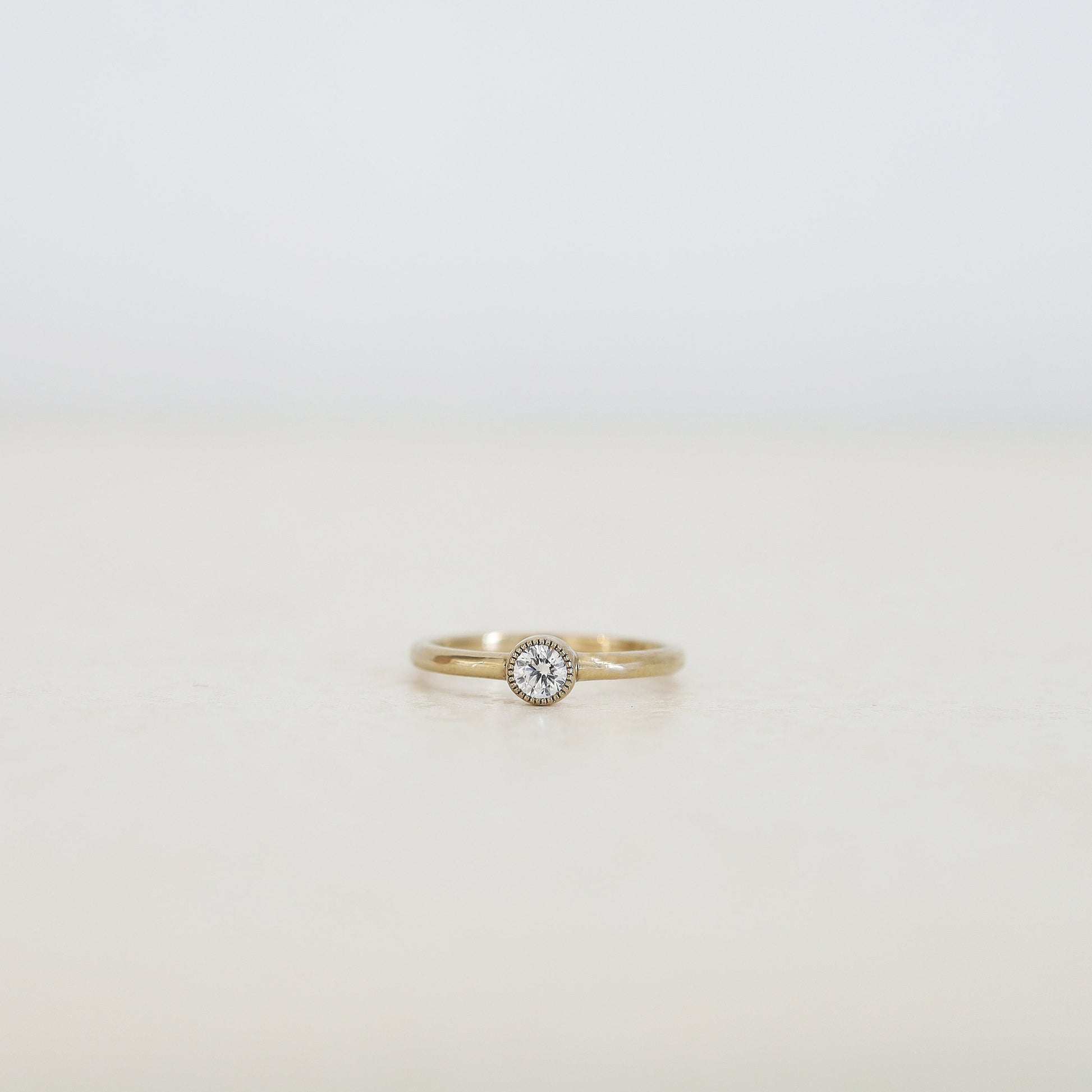 京都と大阪のオーダーメイド結婚指輪、アトリエタマリ。一粒ダイヤの婚約指輪、フルールエンゲージリング。