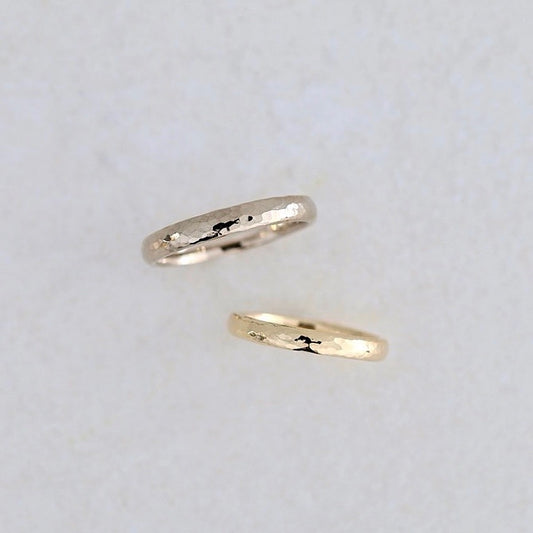 柔らかな輝きの槌目加工グリッター仕上げのマリッジリング（結婚指輪）K18WGとK18CGのペア