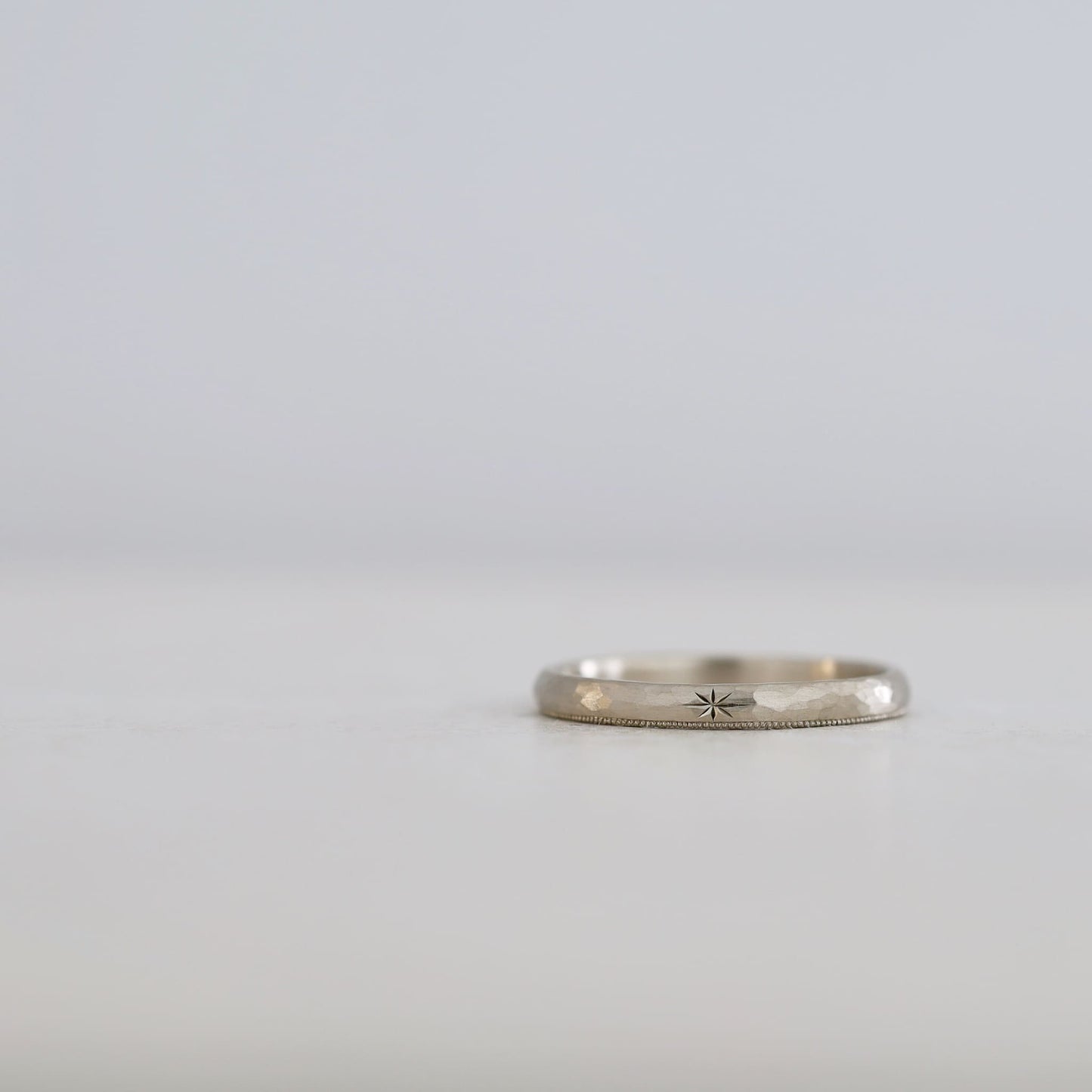 カスタムオーダーの結婚指輪 槌目のハンマーデザインに片側ミルグレイン K18シャンパンゴールド 星和彫り大阪心斎橋・京都オーダーメイドリング アトリエ