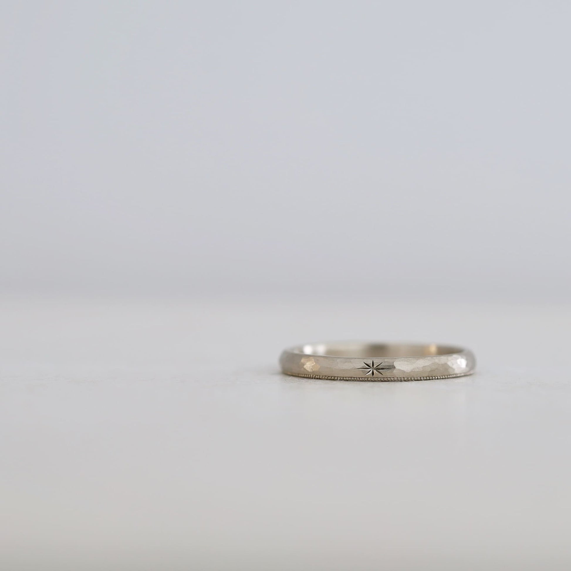 カスタムオーダーの結婚指輪 槌目のハンマーデザインに片側ミルグレイン K18シャンパンゴールド 星和彫り大阪心斎橋・京都オーダーメイドリング アトリエ