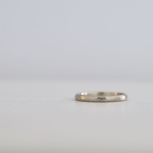 カスタムオーダーの結婚指輪 槌目のハンマーデザインに片側ミルグレイン K18シャンパンゴールド 星和彫り大阪心斎橋・京都オーダーメイドリング アトリエ