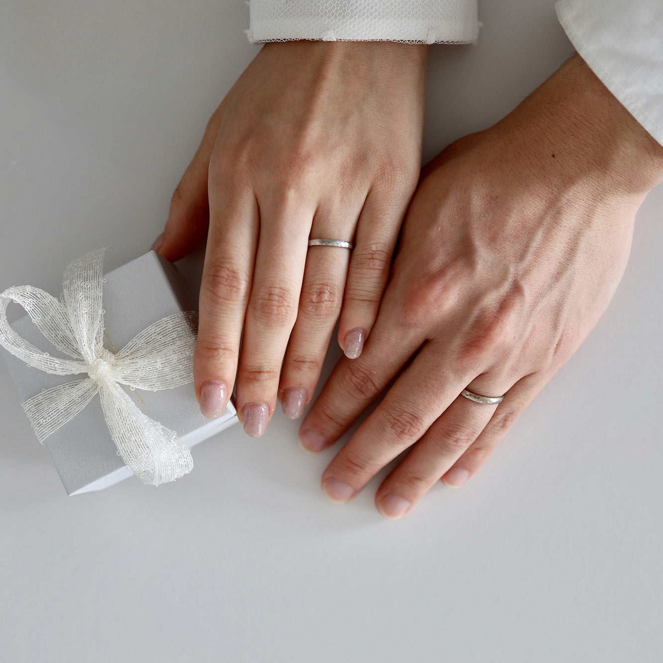 大阪心斎橋・京都オーダーメイドリング アトリエタマリ
槌目を入れたナチュラルな結婚指輪の着用写真。プラチナとホワイトゴールドでシンプルなマリッジリング。