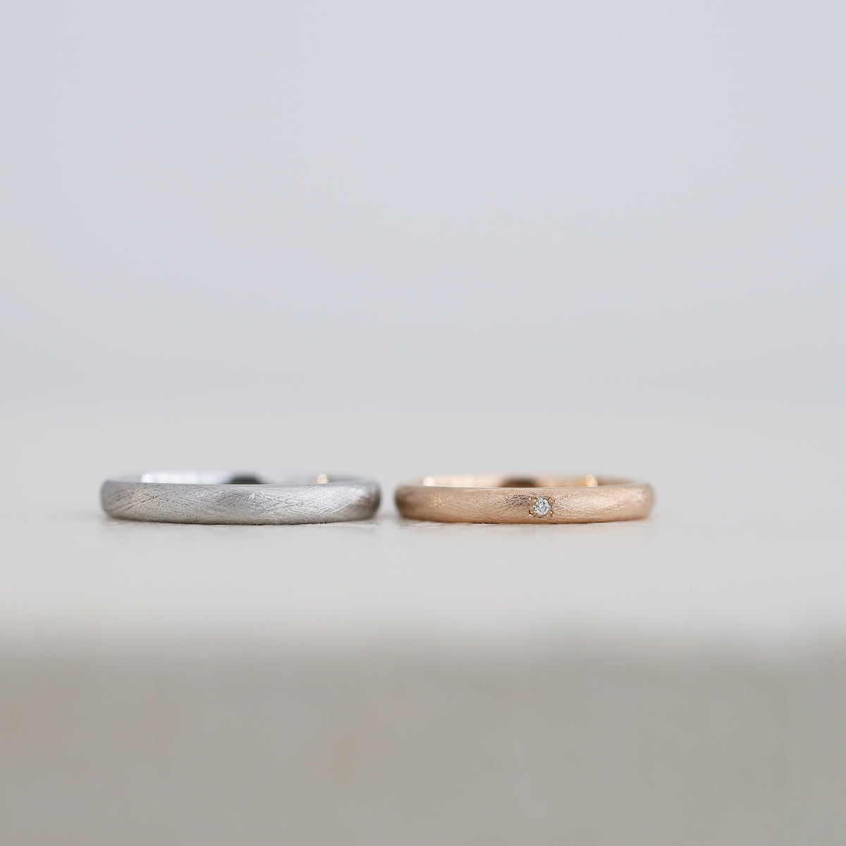 麻布のような柔らかな質感の加工linenを施した結婚指輪 プラチナとピンクゴールドで制作