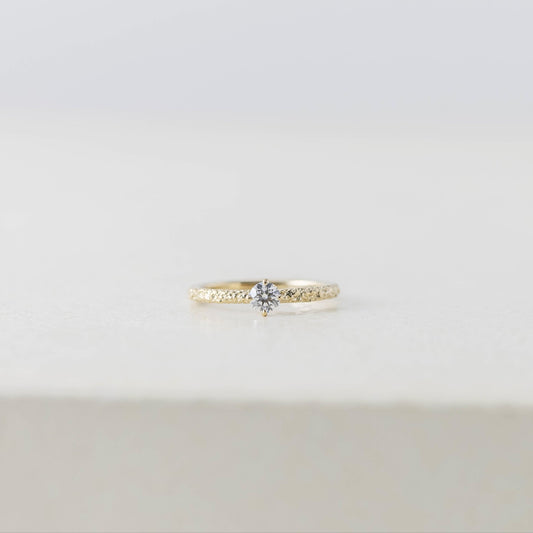 京都と大阪のオーダーメイド結婚指輪、アトリエタマリ。一粒ダイヤの婚約指輪、ミモザエンゲージリング。