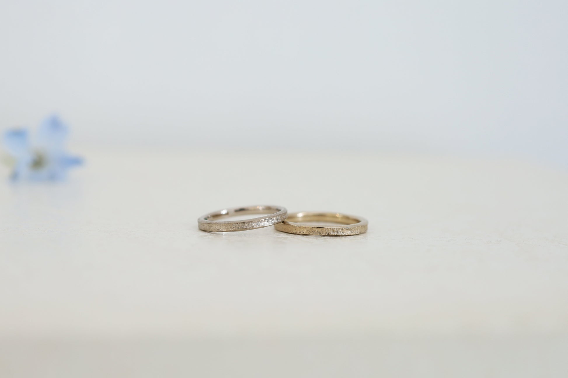 アトリエタマリの結婚指輪、木肌の風合いを表現した木目のデザイン