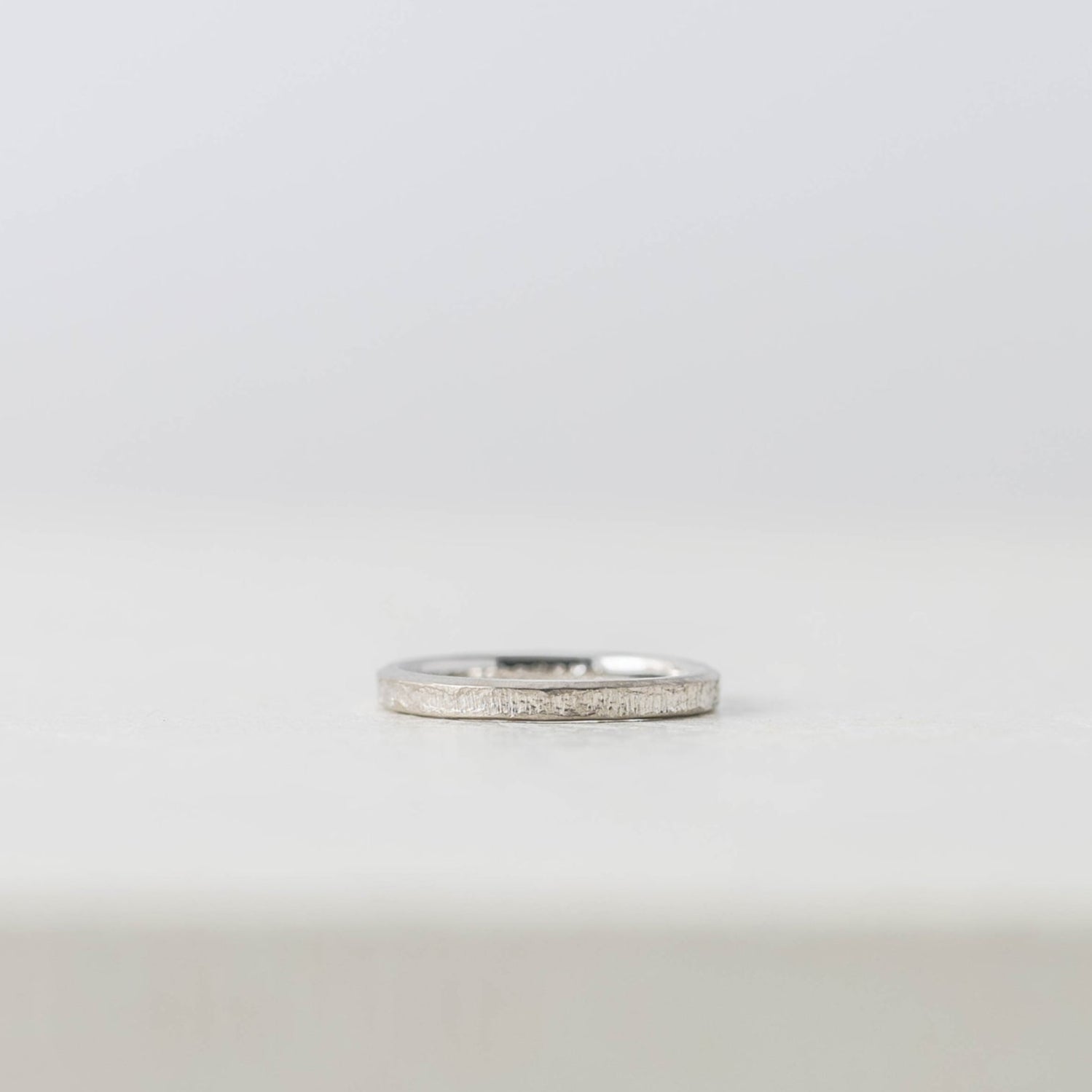 アトリエタマリの結婚指輪、木肌の風合いを表現した木目のデザイン