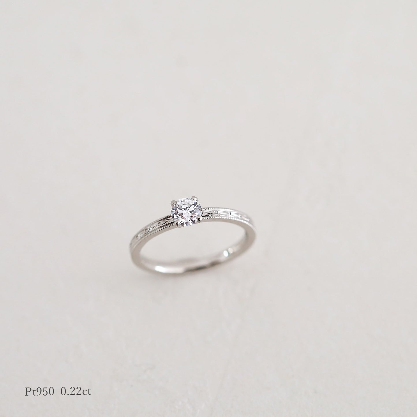 アトリエタマリのオーダーメイドプラチナの婚約指輪のデザイン オリーブの彫り模様とミルグレイン