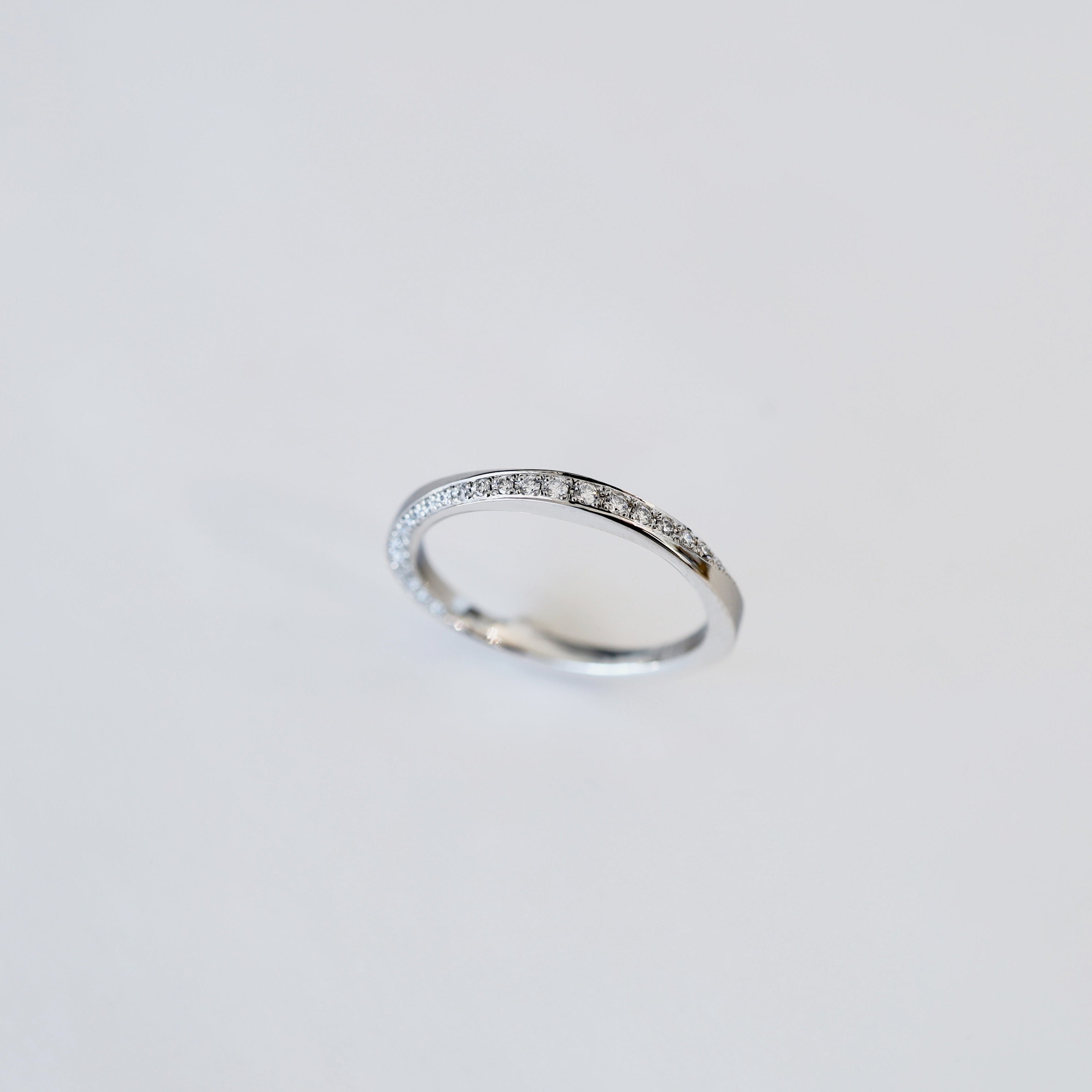 k18ダイヤモンドツイストエタニティリング twist eternity (ツイストエタニティ) – atelier tamari jewelry