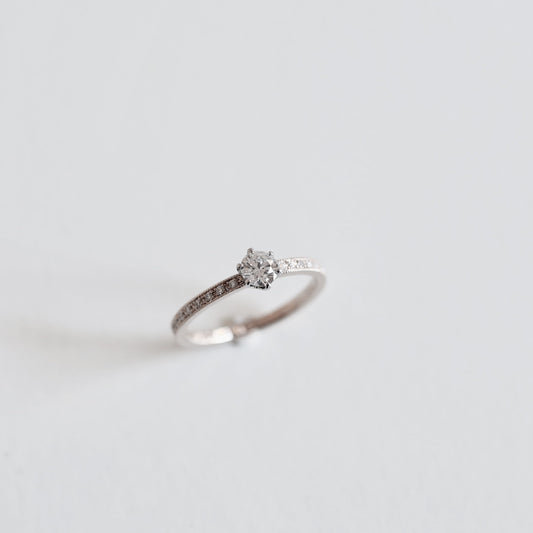 京都と大阪のオーダーメイド結婚指輪、アトリエタマリ。一粒ダイヤの婚約指輪、ミルグレインエンゲージリング。