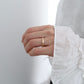 強弱あるフォルムのマリッジリング（結婚指輪）K18YG 鏡面仕上げの着用写真