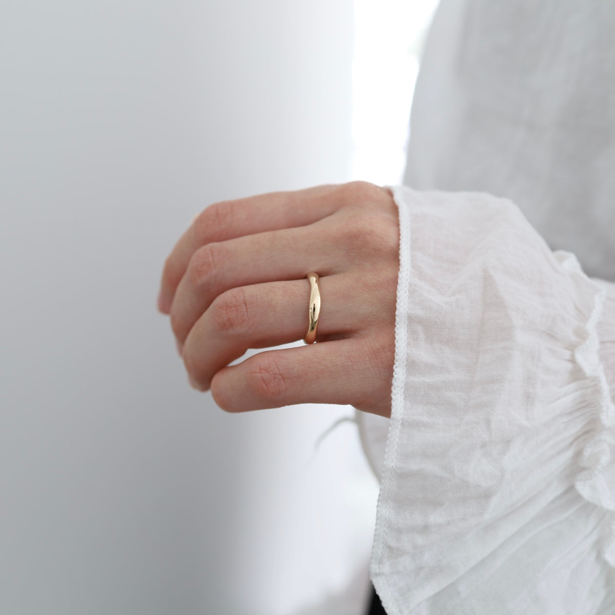 強弱あるフォルムのマリッジリング（結婚指輪）K18YG 鏡面仕上げの着用写真