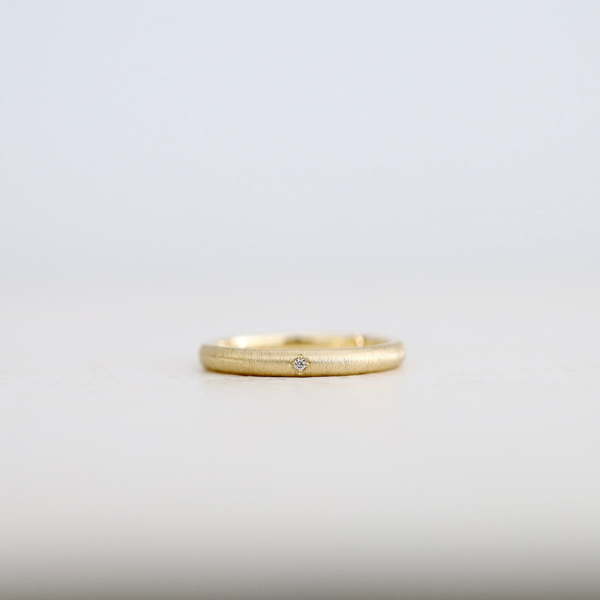 絹糸を巻いたような柔らかな艶感のマリッジリング（結婚指輪）K18YGにブラウンダイヤ十字留め