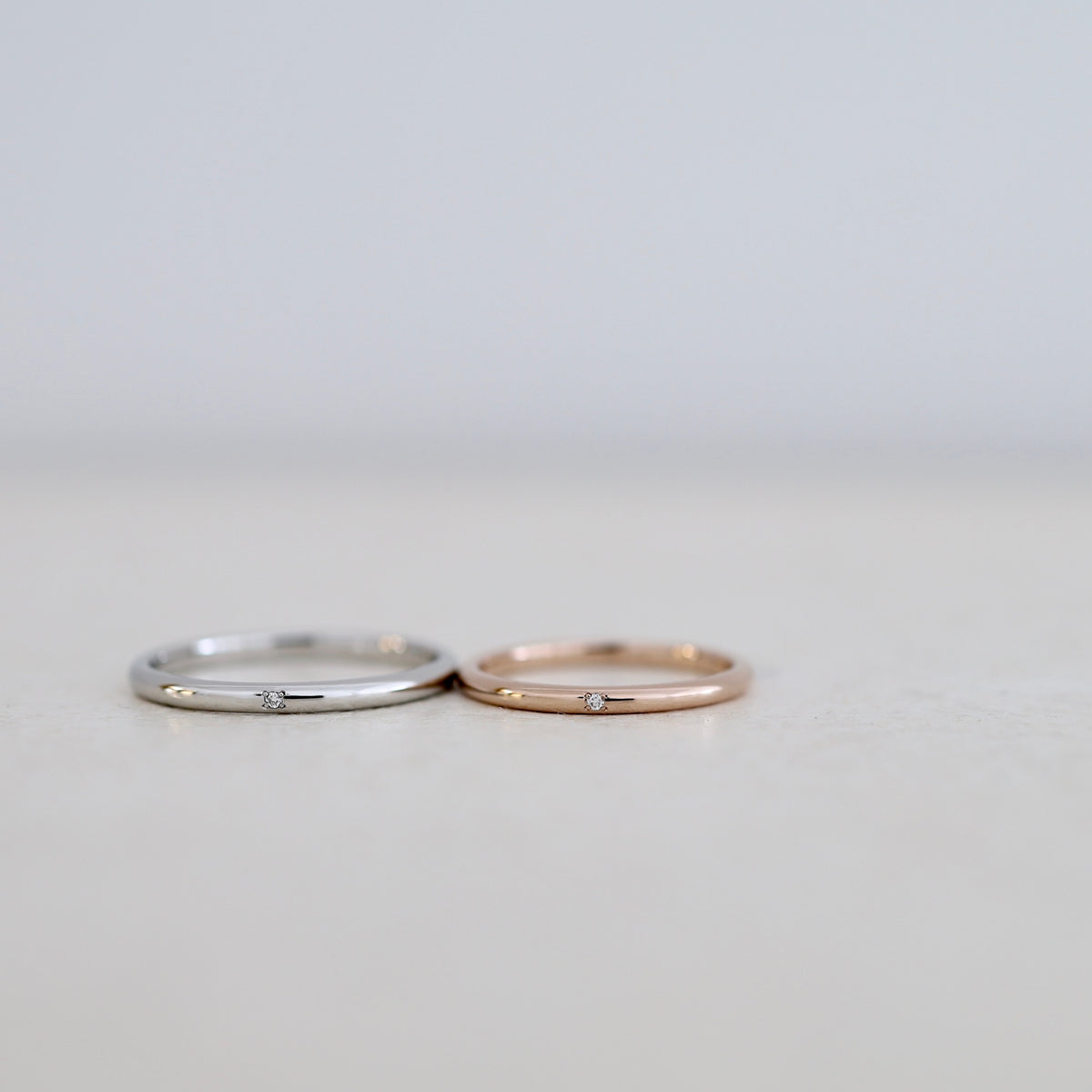 シンプルな細身の結婚指輪 1.6m幅にダイヤモンド爪留め PtとK18PGの鏡面仕上げ