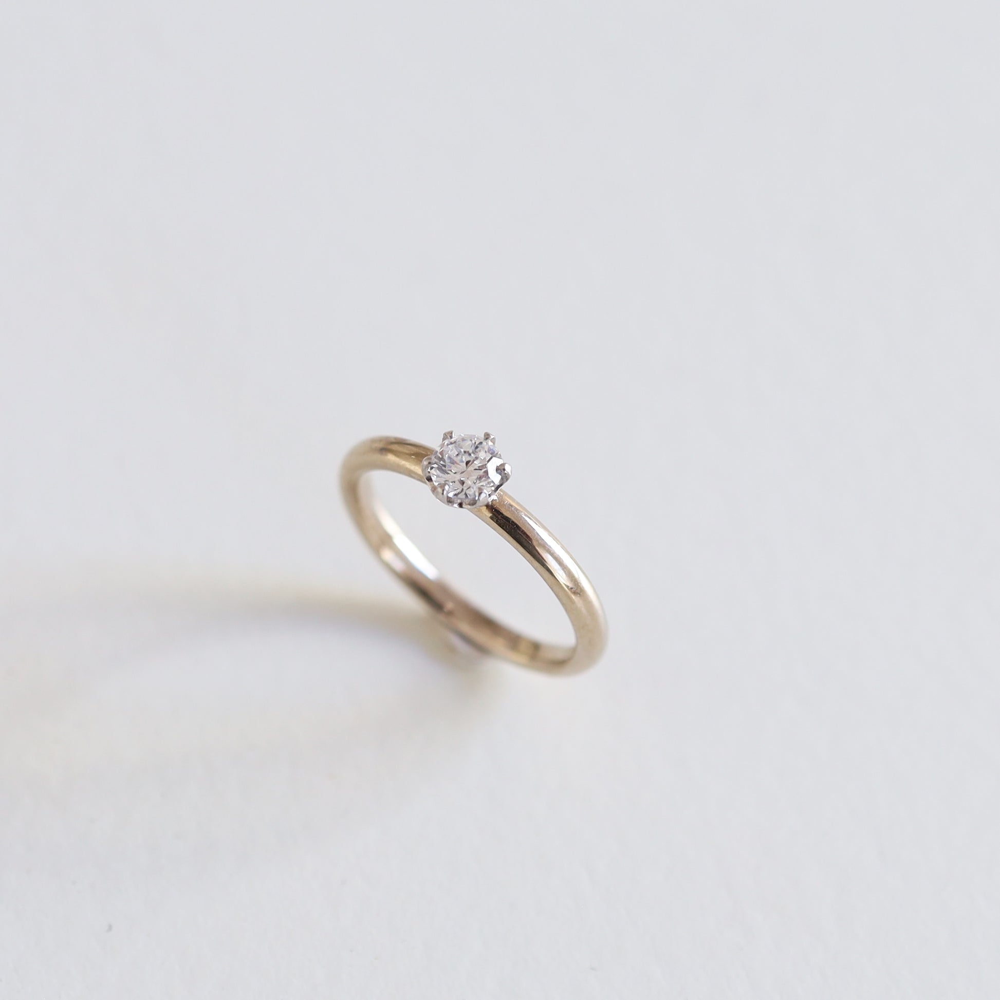 京都と大阪のオーダーメイド結婚指輪、アトリエタマリ。一粒ダイヤの婚約指輪、デザインラウンド。