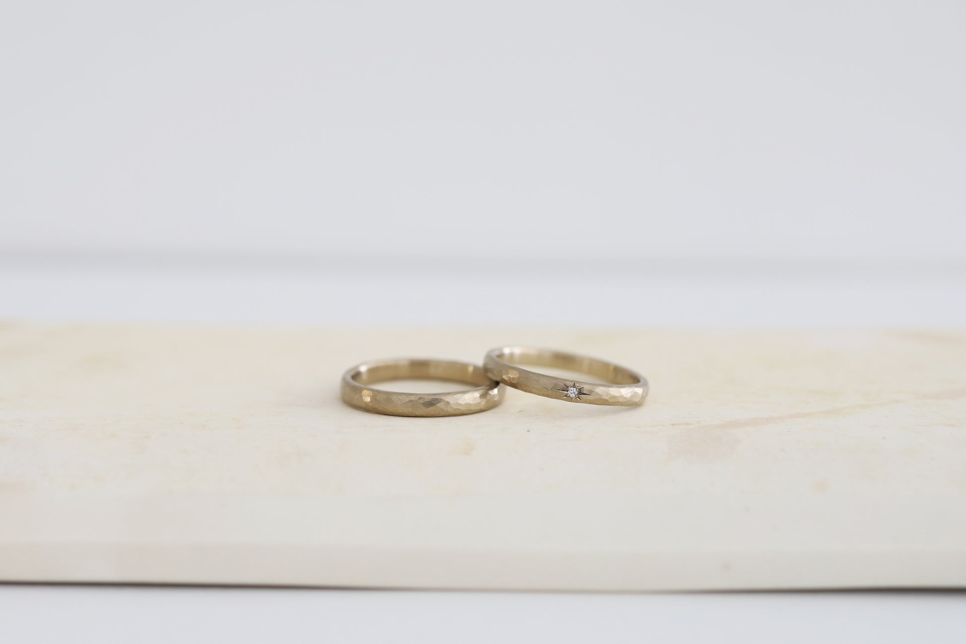 槌目加工を施したペアのオーダーメイド結婚指輪｜大阪・京都のアトリエtamariが制作