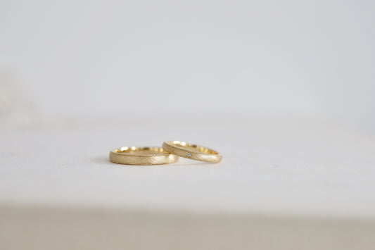 両側にミルグレイン加工を入れた麻布のようなテクスチャーが入ったゴールドの結婚指輪/ateliertamari（アトリエタマリ）大阪心斎橋・京都のオーダーメイドリング
