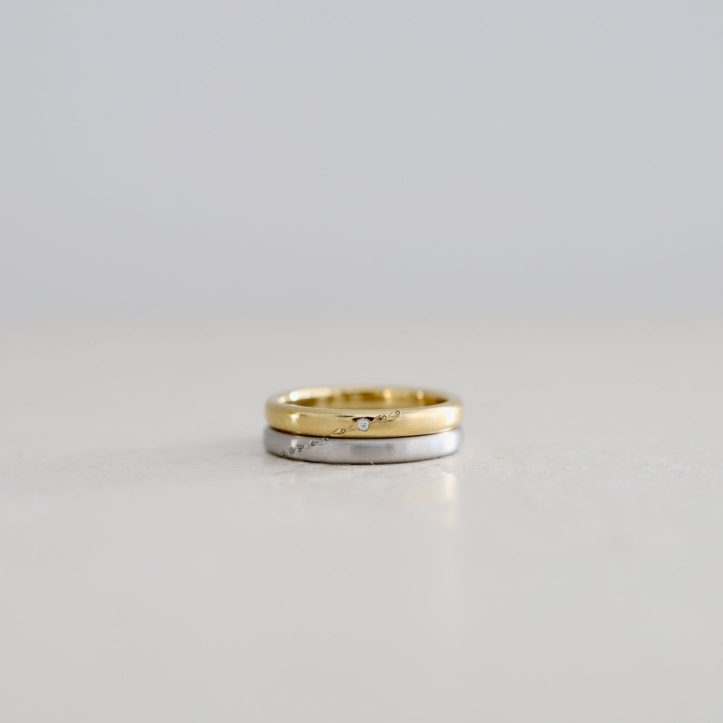 付け心地の良いシンプルな形に重なるオリーブ彫りのアレンジを加え結婚指輪/ATELIERTAMARI（アトリエタマリ）大阪心斎橋・京都のオーダーメイドリング