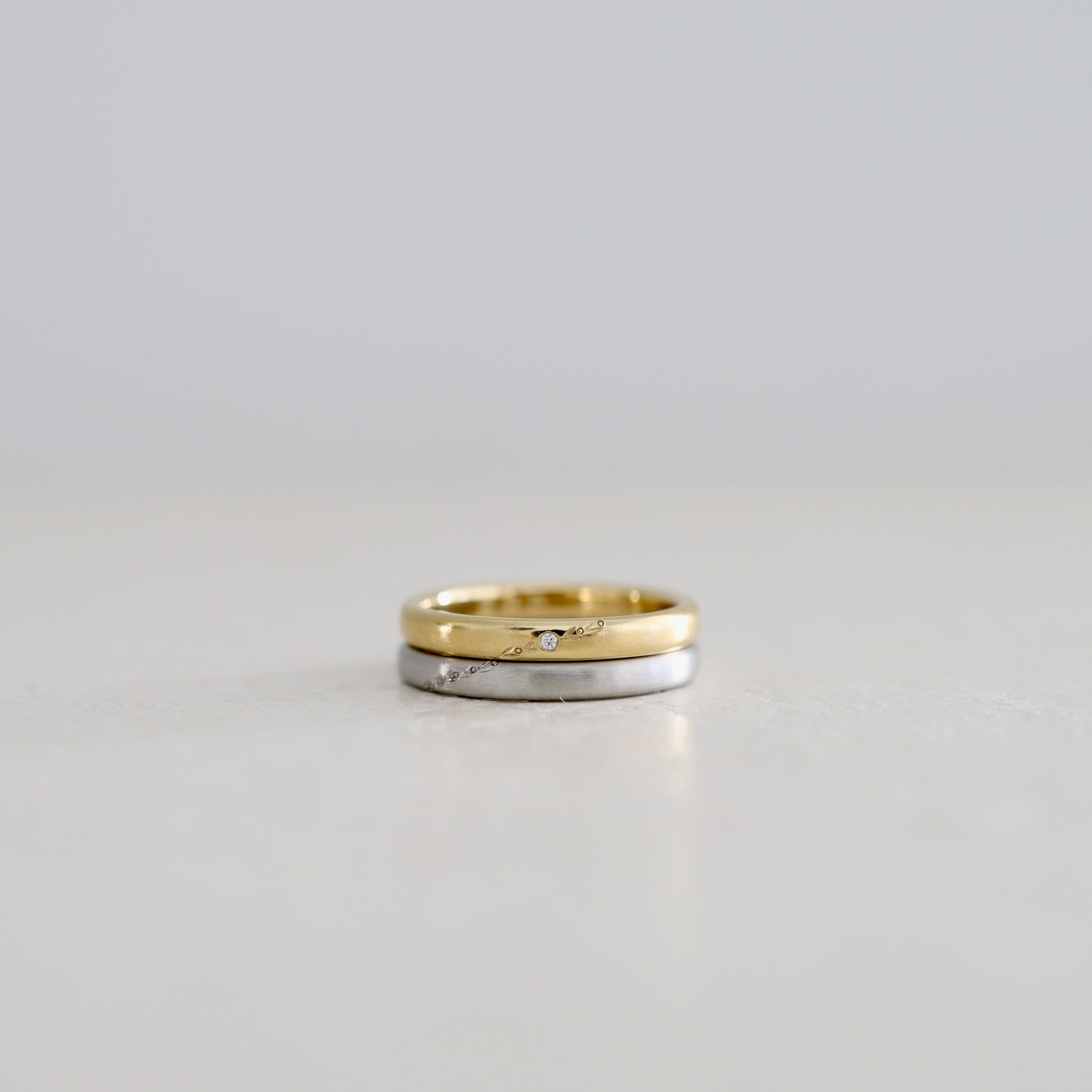 付け心地の良いシンプルな形に重なるオリーブ彫りのアレンジを加え結婚指輪/ATELIERTAMARI（アトリエタマリ）大阪心斎橋・京都のオーダーメイドリング