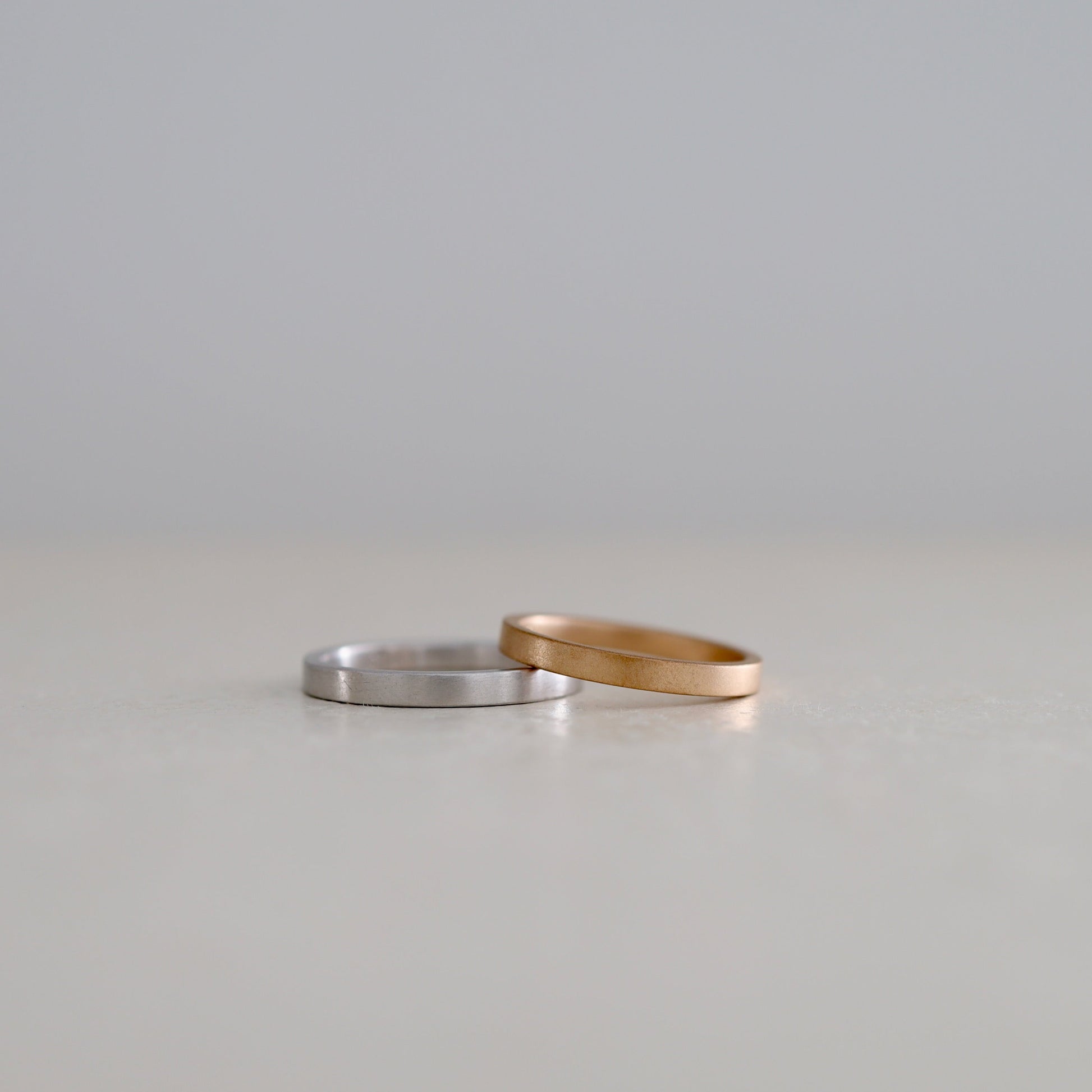 平な形のシンプルでおしゃれな結婚指輪/ATELIERTAMARI（アトリエタマリ）大阪心斎橋・京都のオーダーメイドリング