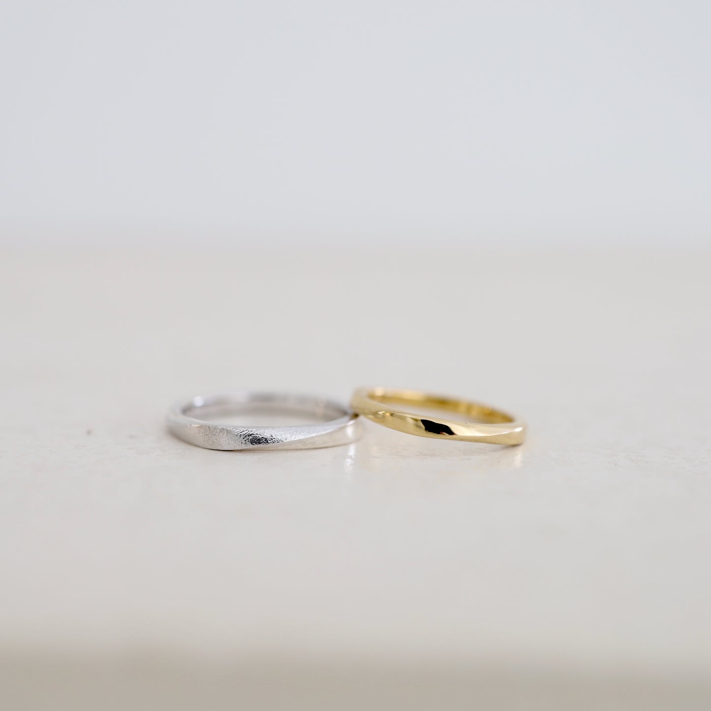 全体をひねりながら流れるように仕上げたツイストデザインの結婚指輪“twist”｜atelier tamari