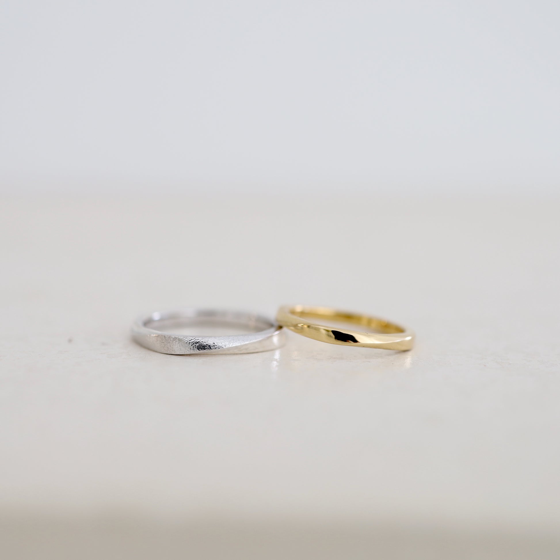 全体をひねりながら流れるように仕上げたツイストデザインの結婚指輪“twist”｜atelier tamari