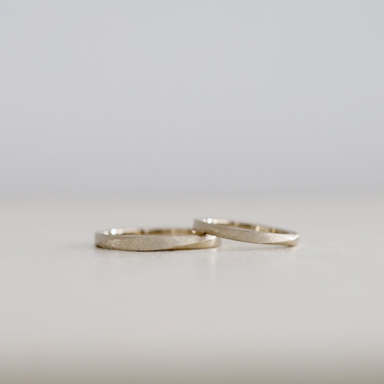 全体をひねりながら流れるように仕上げたツイストデザインの結婚指輪“twist”｜atelier tamari