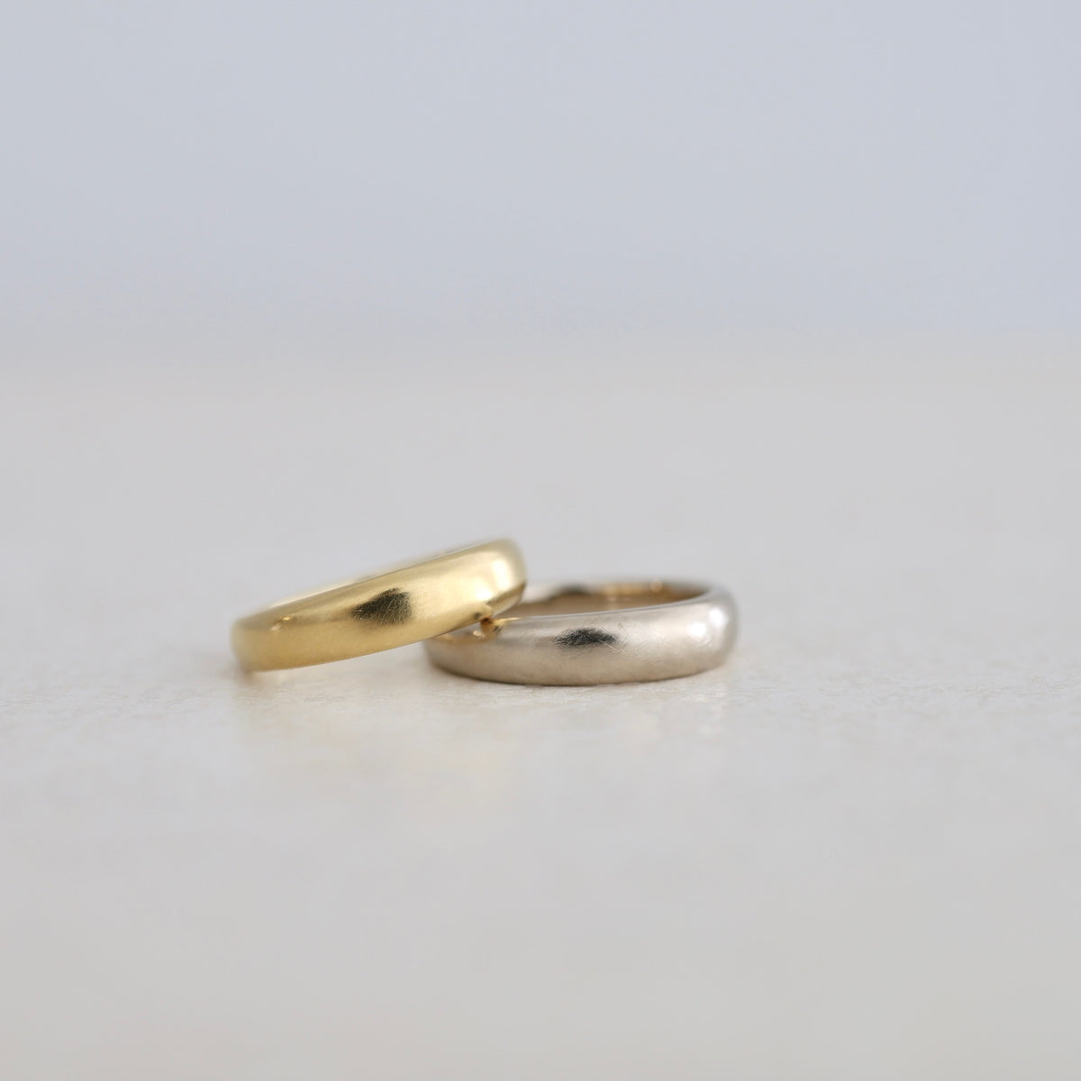ふっくらとしたシルエットの丸みのあるデザイン K18YGK18WGのマリッジリング（結婚指輪）ブラシ仕上げ