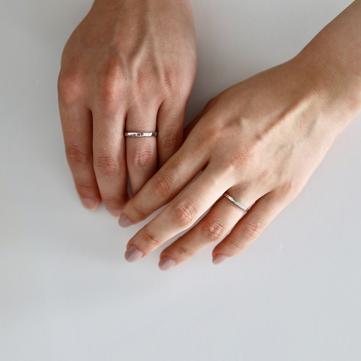 大阪心斎橋・京都オーダーメイドリング アトリエタマリ
叩いた風合いのあるセレクトオーダーの結婚指輪。艶のあるプラチナのリングの着用写真。