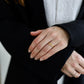 ミルグレインを連ねた平打ちのリングトゥジュールマリッジリング（結婚指輪）K20YG鏡面仕上げの重ね付け着用写真